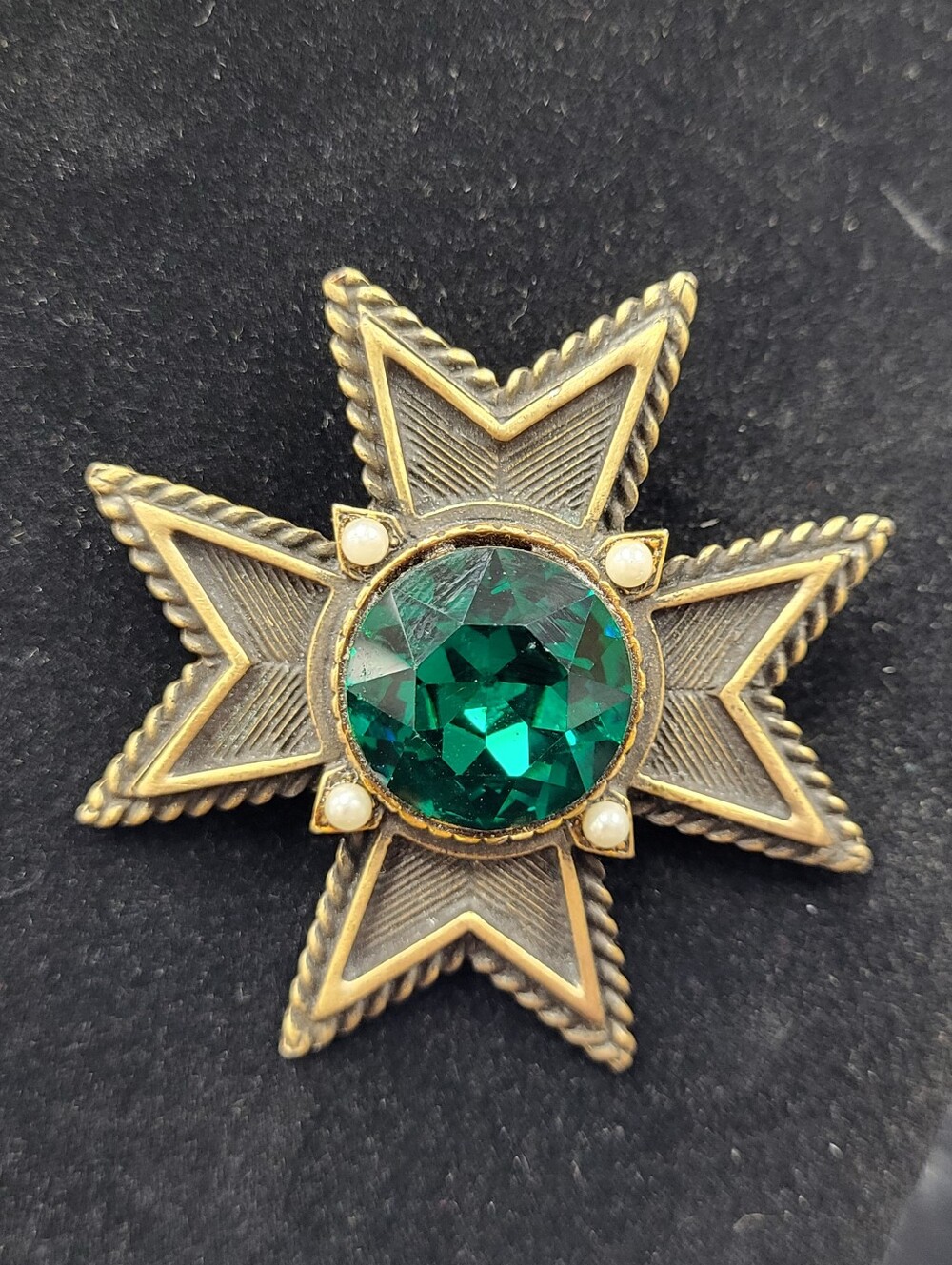 Vintage Star-Shaped Brooch with Emerald-Coloured Stone Center
